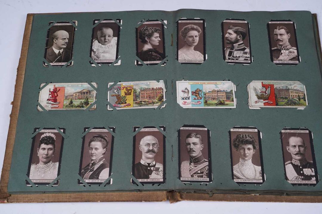 A collection of cigarette cards - Image 19 of 25