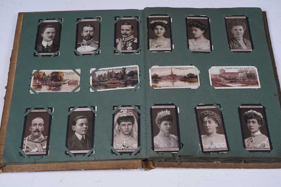 A collection of cigarette cards - Image 18 of 25
