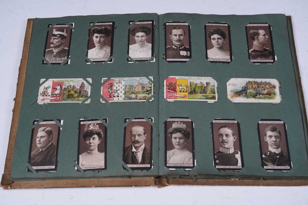 A collection of cigarette cards - Image 20 of 25
