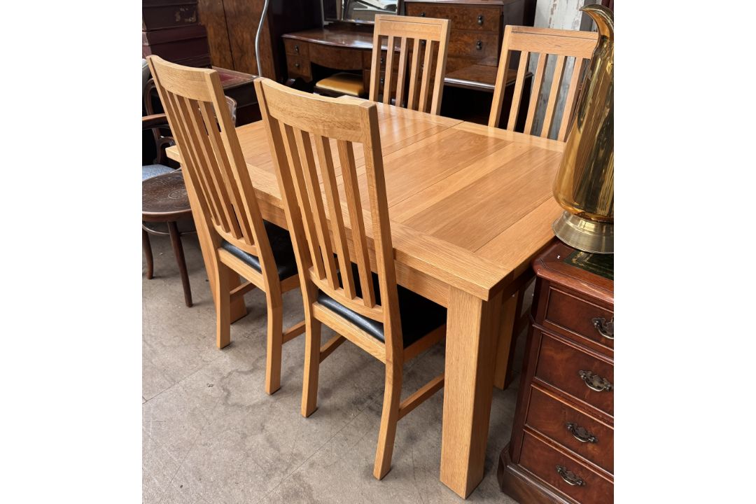 A 20th century oak extending dining table, 132cm long x 90cm wide x 77cm high,