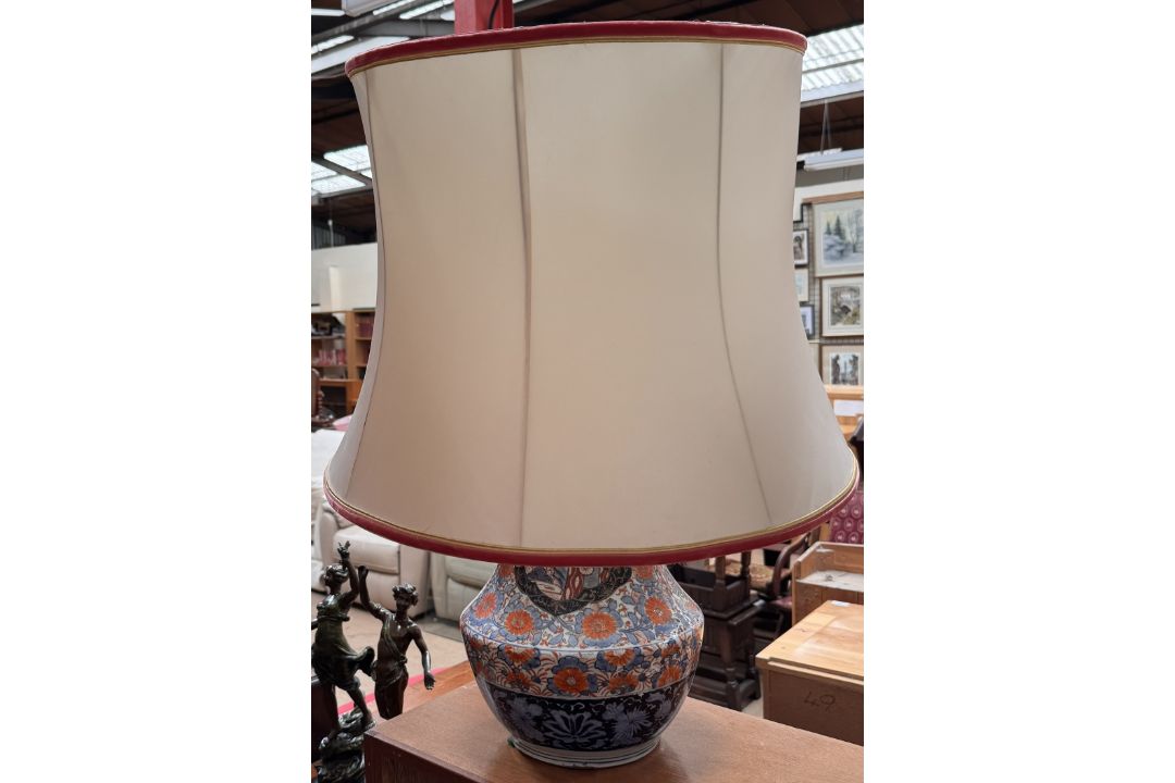 A Japanese Imari pattern vase converted to a table lamp together with three Chinese blue and white - Image 2 of 25
