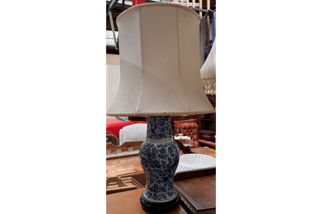 A Japanese Imari pattern vase converted to a table lamp together with three Chinese blue and white - Image 3 of 25