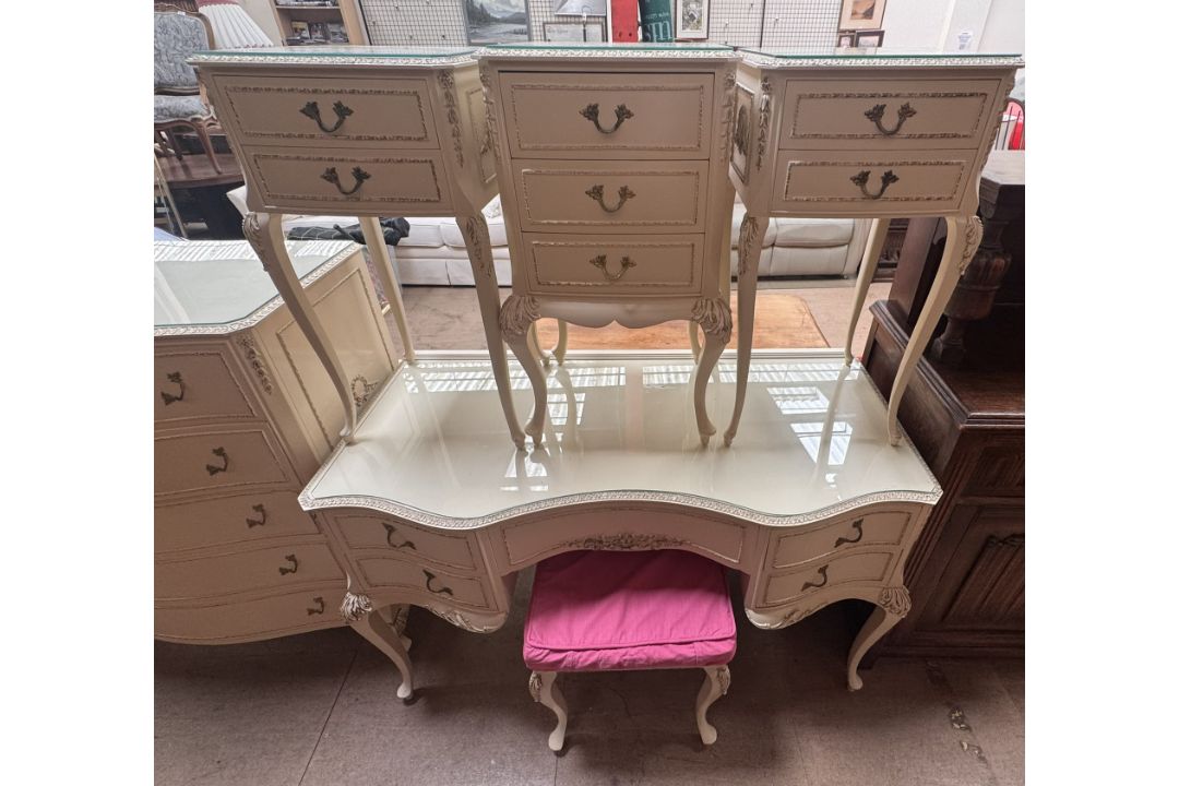 A cream painted part bedroom suite comprising a dressing table, - Image 3 of 3