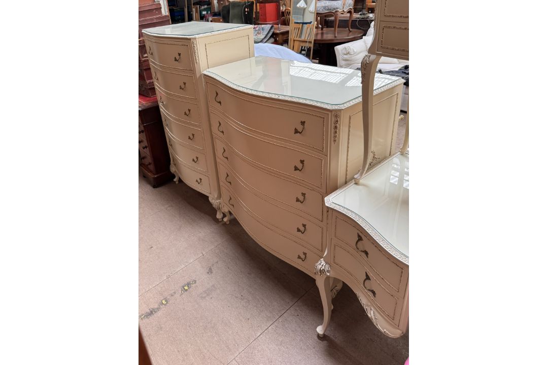 A cream painted part bedroom suite comprising a dressing table, - Image 2 of 3