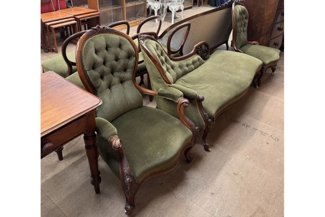 A Victorian chaise longue together with a matching lady's and gentleman's chair and a set of six - Image 4 of 5