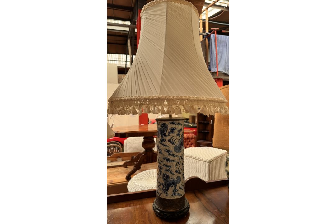 A Japanese Imari pattern vase converted to a table lamp together with three Chinese blue and white - Image 4 of 25