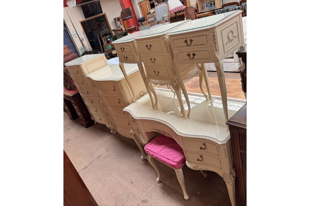 A cream painted part bedroom suite comprising a dressing table, - Image 1 of 3