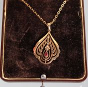 Jugendstil Anhänger mit Rubin an Kette