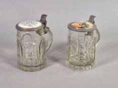 2 Bierkrüge mit Porzellandeckel um 1900