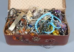 großer Posten Modeschmuck im Koffer