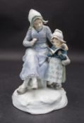 Jugendstil Figurengruppe 'Mutter mit lesender Tochter' / An Art Nouveau figure of a mother ...