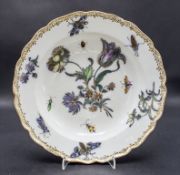 Teller mit großen Blumen und großen Insekten / A plate mit large flowers and large insects, ...
