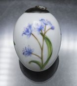 Osterei mit blauen Blumen / An easter egg with blue flowers, Royal Copenhagen, Ende 20. Jh.