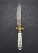 Brieföffner mit Handhabe aus Porzellan / A letter opener with porcelain handle, Meissen, 19. Jh.