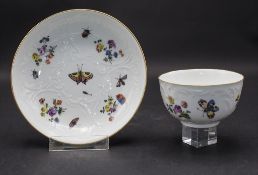 Koppchen und Untertasse mit Insektenmalerei / A coupling and saucer with insects, Meissen, ...