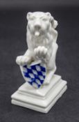 Löwe mit dunkelblauem Wappenschild / The Baverian lion with coat of arms, Nymphenburg, um 1900