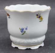 Blumenübertopf mit Blumen / Cachepot / A flower pot, Meissen, 2. Hälfte 20. Jh.