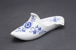 Großer Pantoffel mit Zwiebelmuster / A large slipper with onion pattern, Meissen, nach 1934