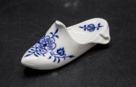 Pantoffel mit Zwiebelmuster / A porcelain slipper with onion pattern, Meissen, 20. Jh.