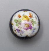 Stockknauf mit Blumenbouquet / A porcelain cane handle with flowers, Meissen, 19. Jh.