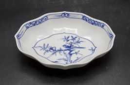 Schale mit Blaumalerei / A dish with a bird on a branch, Meissen, 2. Hälfte 20. Jh.