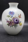 Vase mit Blumenmalerei / A vase with a bouquet of flowers, Meissen, 2. Hälfte 20. Jh.