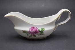 Butter-Sauciere mit Dekor 'Rote Rose' / A butter sauce boat with red rose pattern, Meissen, 2. ...