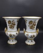 Paar Kratervasen mit Reliefdekor / A pair of crater vases with flower reliefs, Meissen, Anfang ...