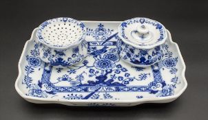 Schreibtischset / Schreibgarnitur mit Blaumalerei / A writing set with a bird and Asian ...