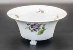 Obstschale auf Tatzenfüßen / A footed fruit bowl, Nymphenburg, Anfang 20. Jh.