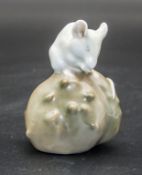 Maus auf Kastanie / A mouse sitting on a chestnut, Royal Copenhagen, Dänemark, 1923