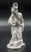 Chinese mit Serpent auf dem Kopf / A figur of a Chinese man with a serpent on his head, ...