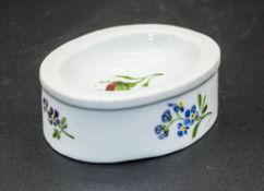 Gewürzschälchen / Saliere mit Blumenmalerei / A salt cellar with flowers, Meissen, Anfang 19. Jh.