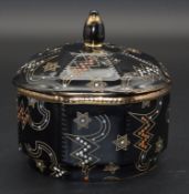 Handbemalte Deckeldose / A hand painted lidded box, England, Mitte 20. Jh.