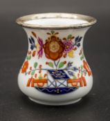 Kleine Vase mit Tischchen-Dekor und Silbermontur / A small vase with peony blossoms and silver ...