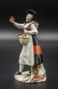 Pilzsammlerin / A figur of a female mushroom picker, Nymphenburg, Anfang 20. Jh.