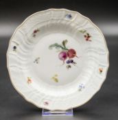 Teller mit Radieschen und Blaubeeren / A plate with radishes and blueberries, Meissen, Mitte ...