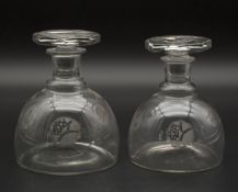 Paar Art Déco Karaffen mit Blütendekor / A pair of Art Deco carafes with flowers, Frankreich, ...