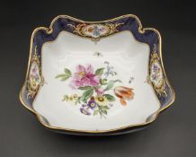 Große Schale mit Blumen und Insekten / An large serving bowl with flowers and insects, ...