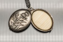 Jugendstil Medaillon mit Disteln / An Art Nouveau medallion with thistles, Frankreich, um 1900