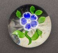 Briefbeschwerer / A glass paperweight, Baccarat, Frankreich, um 1850