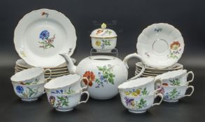 26-teiliges Teeservice mit Streublumendekor / A 26-piece tea set with scattered flowers, ...