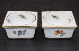 Paar Salieren / Gewürzschälchen mit Streublumen / A pair of open salt cellars with scattered ...