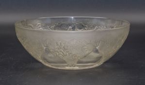 Obstschale mit Floraldekor / A serving bowl with flower vases decoration, Lalique, Paris, wohl ...