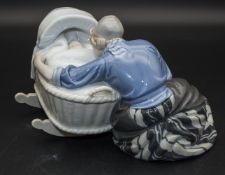 Jugendstil Figur 'Holländische Mutter, an der Wiege sitzend' / An Art Nouveau figure of a ...