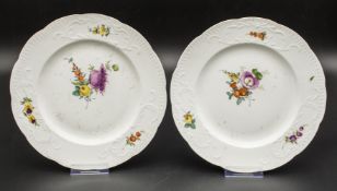 Paar Teller mit Blumenmalerei / Two plates with flower painting, Meissen, Marcolini-Periode, ...