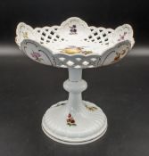Aufsatzschale mit Früchtedekor / A footed bowl with fruits, Meissen, 2. Hälfte 19. Jh.