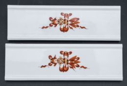 2 Porzellanfliesen / Schmuckbordüren mit Indischer Malerei in Korallrot / 2 tiles with Indian ...
