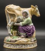 Seltene figürliche Dose 'Kuh mit Melkerin' / A rare figural covered box depicting a cow with a ...