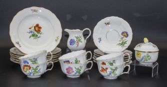 20-teiliges Teeservice mit Streublumendekor / A 20-piece tea set with scattered flowers, ...